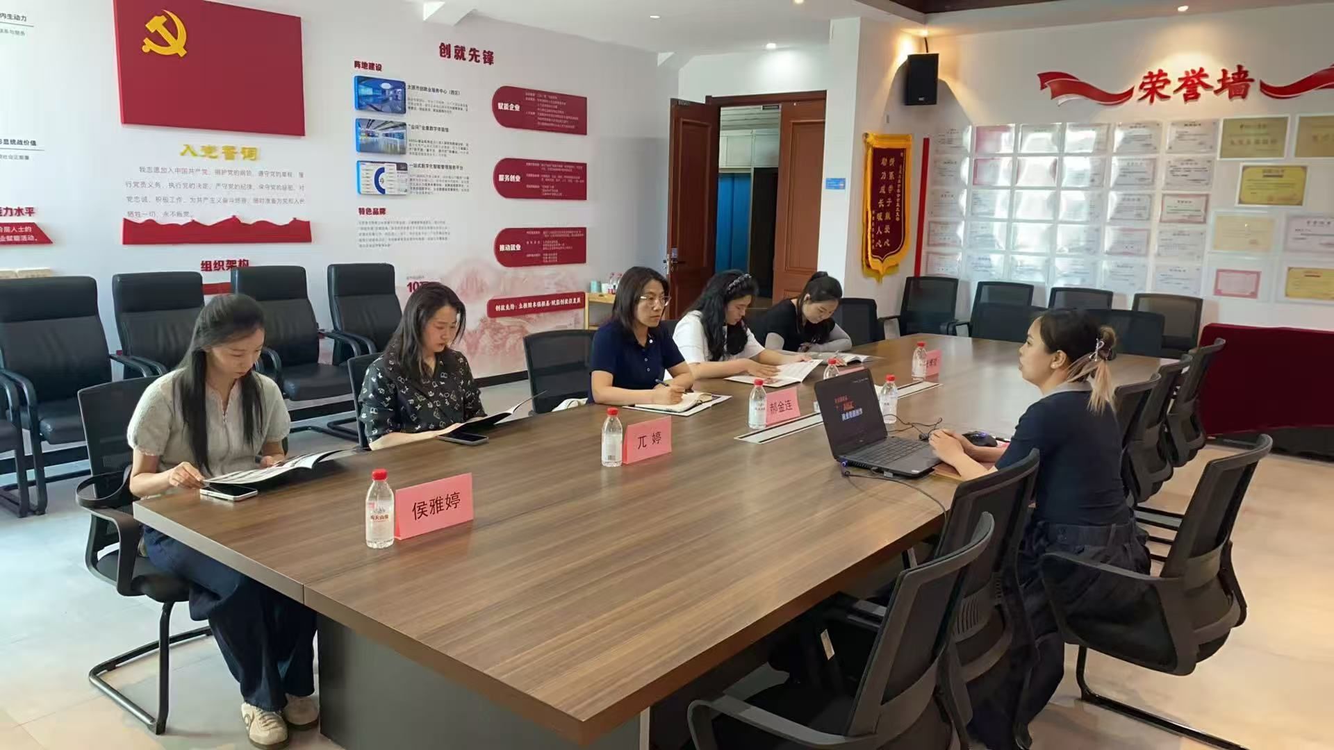 副院长贺静出席会议